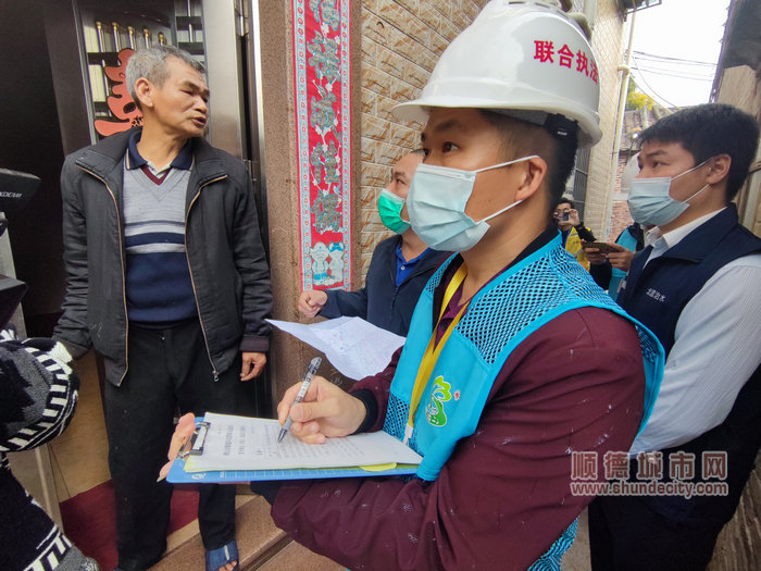 通过执法人员动之以情晓之以理的宣导，群众们纷纷表示理解与支持.jpg