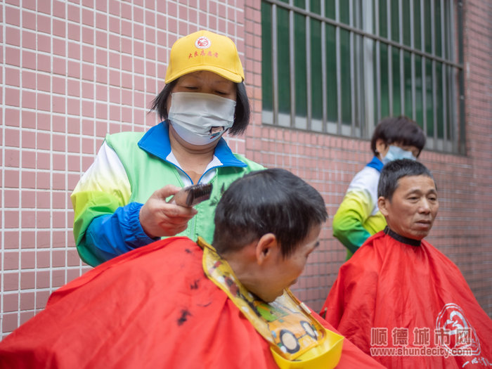 “广东好人”曾建兰还动手为钱伯一家人进行义剪，让她们感受大良志愿者的关爱.jpg