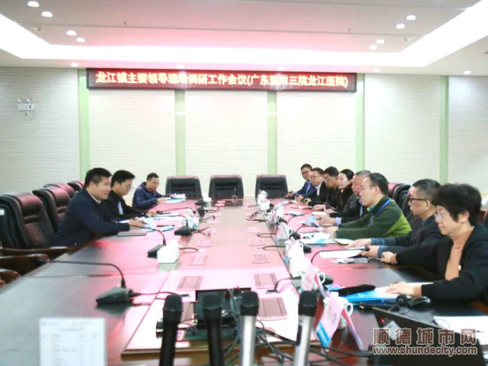 召开座谈会。.jpg