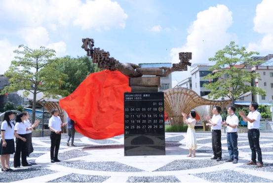 图1：雕塑艺术品《传承》.png