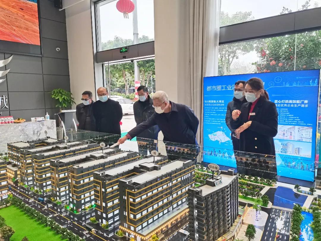 区人大常委会走访调研，助企业排忧解难