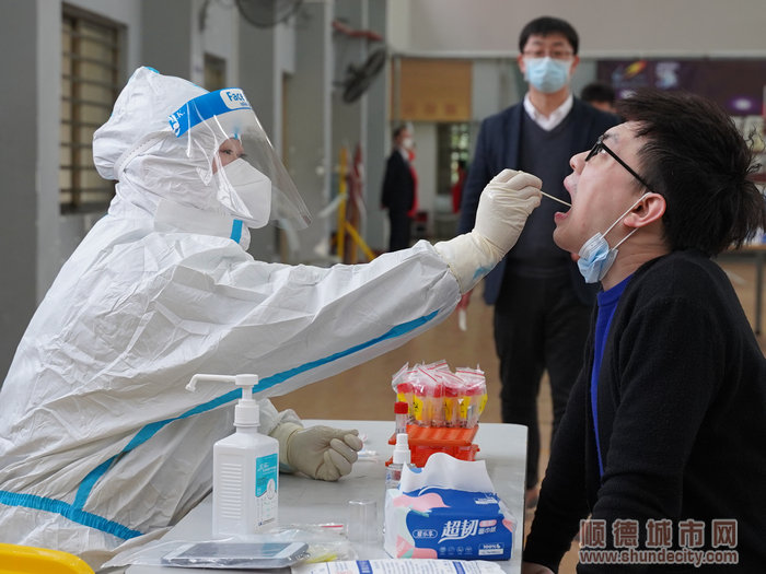 碧桂园总部核酸采样点为返佛人员进行核酸检测采样.jpg