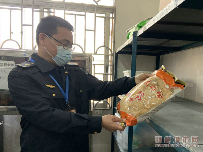 迅速检查，第一时间保障食品安全。.jpg