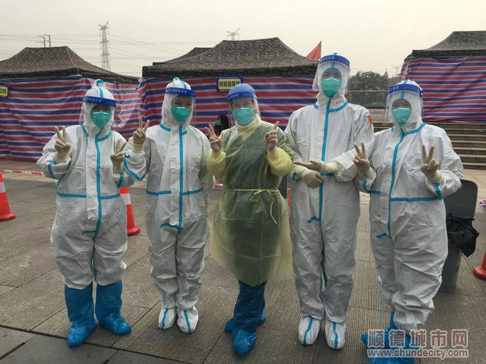 邬燕清和她同事时常要穿戴防护服超过10个小时.jpg