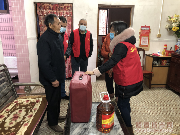 慰问队为困难群众送去御寒物资，助力他们度过严寒.png