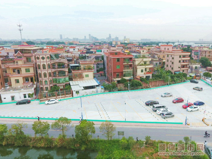 陈惠南纪念中学正门口对面马路边的空地，改造成可以容纳近100个停车位的停车场。.jpg