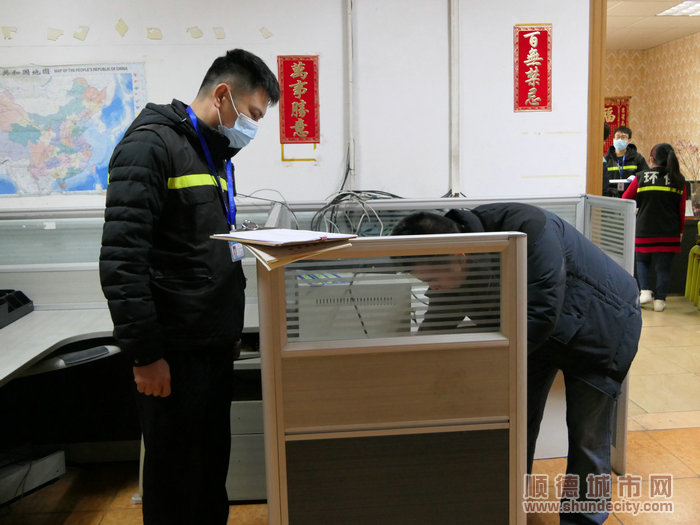 执法人员将笔录交于企业主签名确认。.jpg
