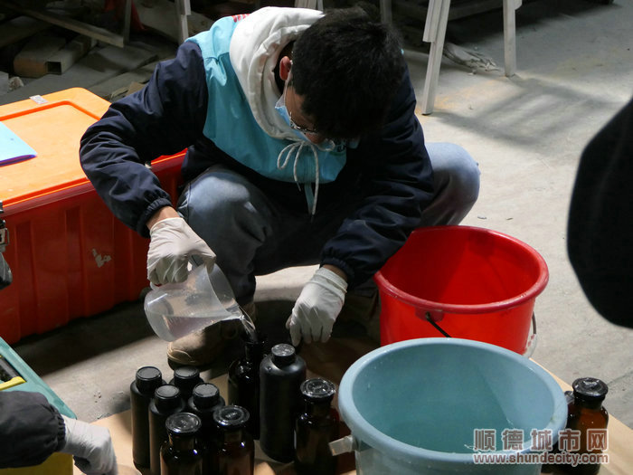 第三方检测机构人员进行样本采集工作.jpg