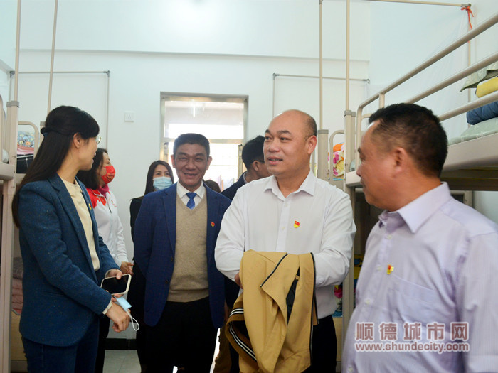 均安镇人大主席冯炳全一行人参观新宿舍。.jpg