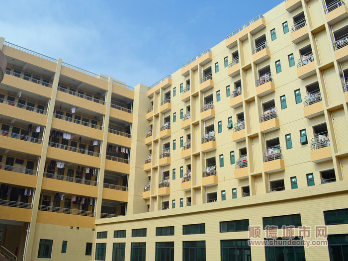 建安中学崭新的宿舍楼。.jpg