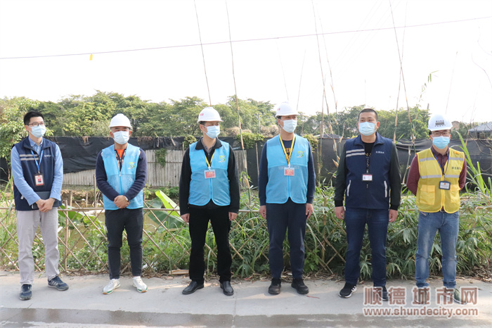 执法工作人员认真监督拆除情况.jpg