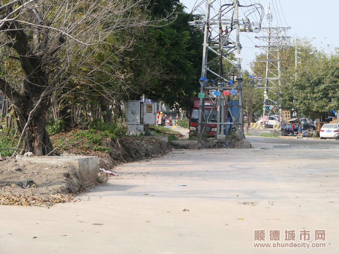 如今的百安路北段道路干净整洁。.jpg