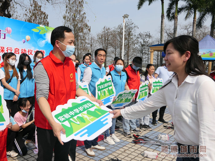 谈荔华为志愿服务团体授牌。.jpg