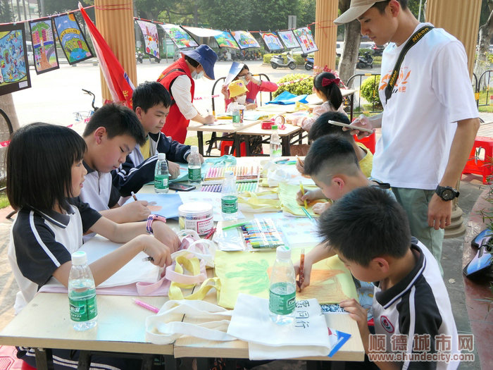 活动现场为小朋友设置了环保彩绘现场参加绘画活动，用画笔展现小朋友心中的美好家园。.jpg