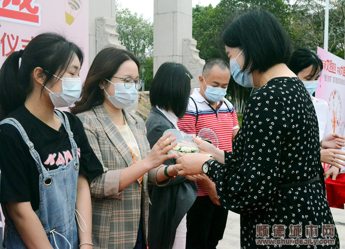 大良街道办事处副主任、妇联主席张璐为最美家庭颁奖。.jpg
