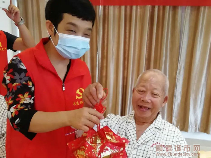 李凤娣和医养结合服务中心的老人。.jpg