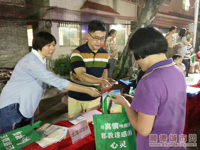 基层司法所工作人员开展普法宣传。（资料图）.jpg