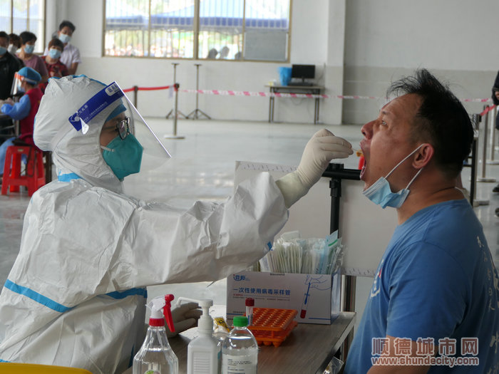医护人员为受检群众进行核酸采样.jpg