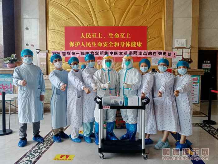 李凤娣与同事一起参与抗疫。.jpg