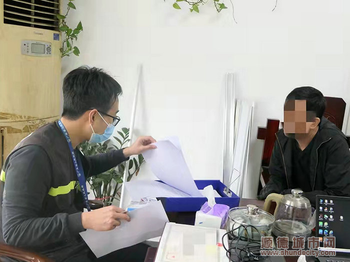 执法人员查看涉水企业相关证件。.jpg