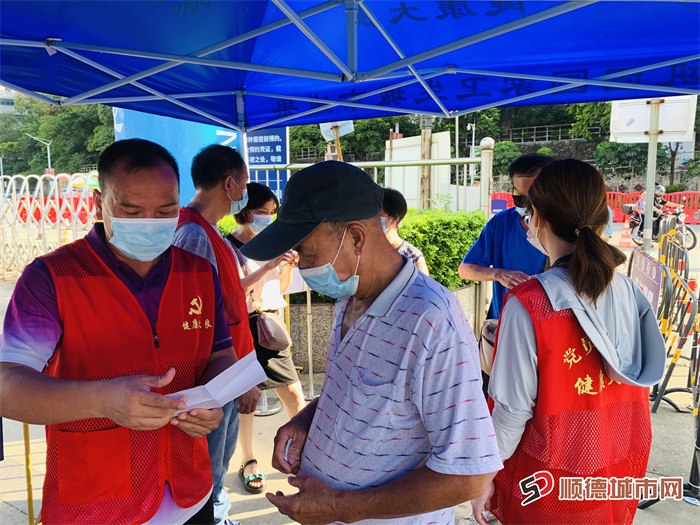 温伟球在大良五沙社区核酸检测现场（图片来源于受访者）.jpg