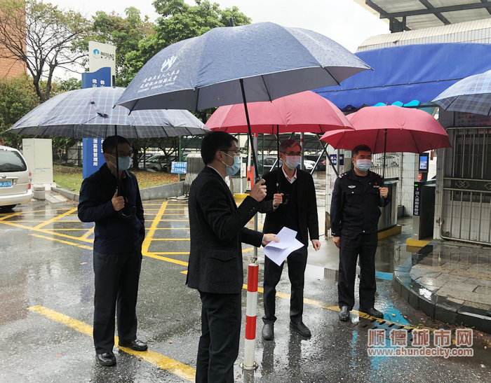 北滘镇设计城社区党委副书记何兆冲汇报相关情况。.jpg