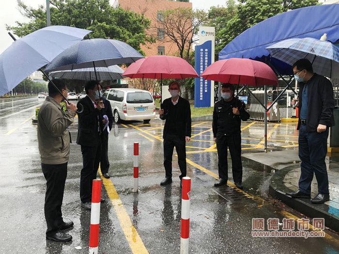 政协委员到兴园小区现场督导 (3)_副本.jpg