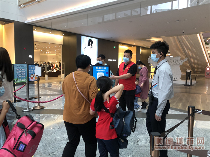 梁浩基工作之余，参加党组织的抗疫工作.jpg