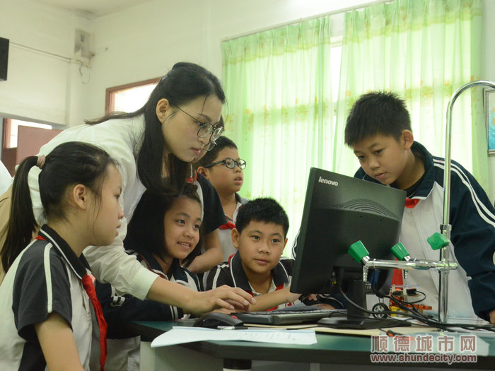 天连小学教师梁润兰教同学们使用软件。.jpg