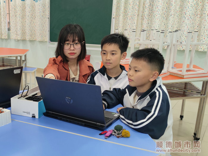 均安中心小学教师欧昭旋在指导同学们。.jpg