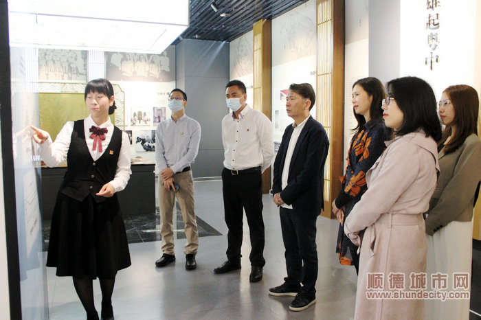 一行人在区档案馆历史人文概览厅参观。.jpg