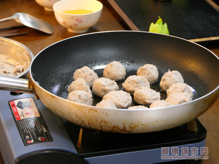 传统鱼饼制作需要2小时左右。.jpg