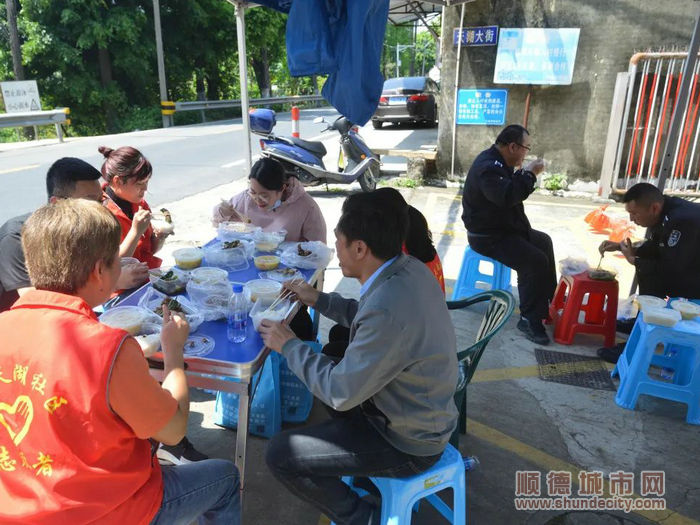 天湖社区值守人员吃上由厨娘队炮制的“爱心饭盒”。.jpg