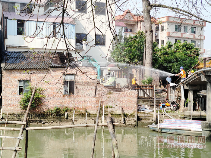 勾机对涉水违建进行拆除，“还岸于民”。.jpg