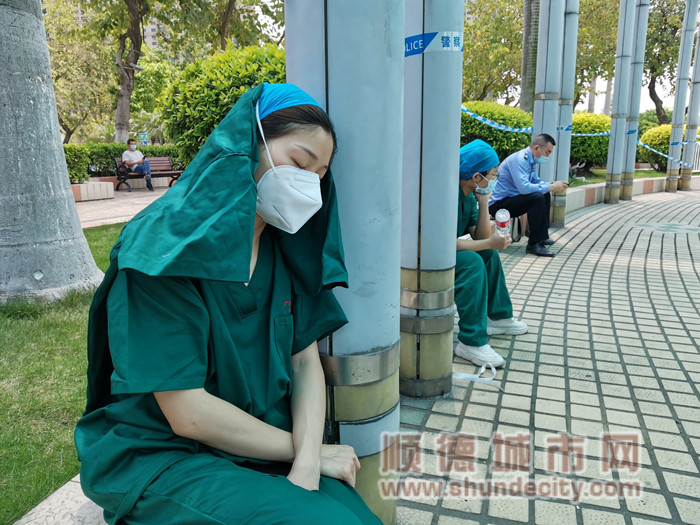 龙江镇文化广场，中午近1点，工作人员靠着柱子休息。_副本.jpg