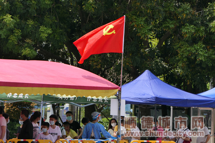 核酸检测点党旗飘扬_副本.jpg
