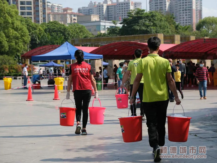4月11日，胡艳秀和同事为文化广场送冰块。.jpg