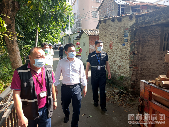 3容桂街道党工委副书记、办事处主任欧胜军带队开展清拆。.png