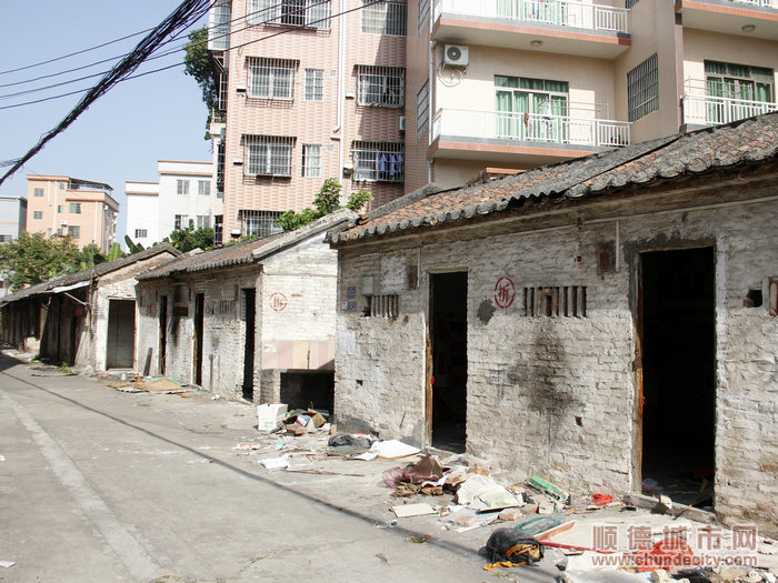 1一排排违章建筑脏乱杂，与周围环境形成对比。.JPG