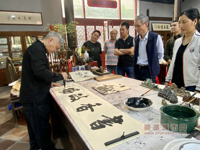 周志锋委员现场题字.jpg