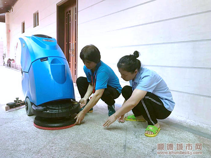 5现场手把手传授清洁技巧，耐心教导如何使用清洁机器。.jpg