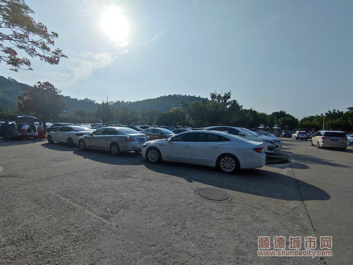 目前顺峰山公园停车场车位紧张现象有所缓解。.jpg