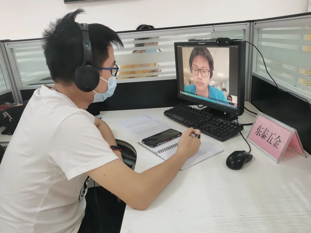 求职者与企业代表进行详细交流.jpg