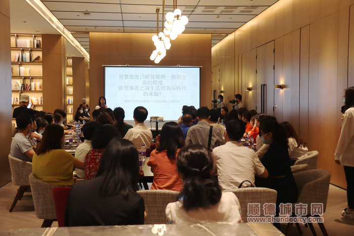 澳门旅游学院持续教育学校校长黄婉妍带来了一场干货满满的讲座。.JPG