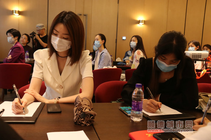 参会人员认真听见做笔记。.JPG