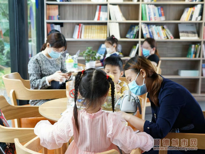 书吧里配置各式图书，孩子们挑选书籍认真阅读。.jpg