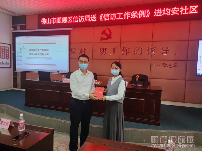 活动现场赠书。.jpg