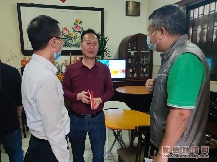 区信访局还下到群众家中进行答疑解惑。.jpg