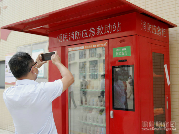 005自动售卖机与消防设施箱融为一体。.JPG