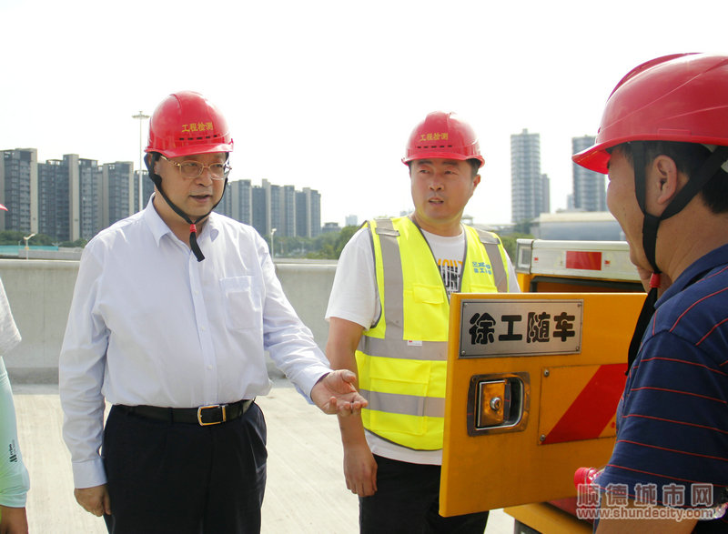 005顺融公司董事长李文军叮嘱大家要确保安全与质量。_1.JPG